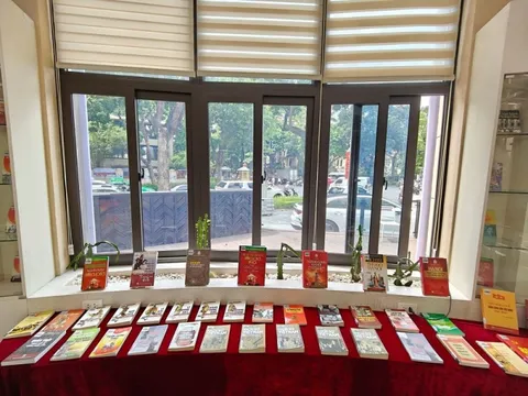 Trưng bày 300 tư liệu sách, báo về lịch sử, văn hóa và sự phát triển của Thủ đô Hà Nội