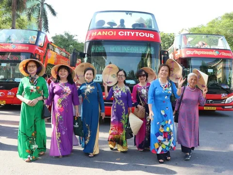 City bus “Tinh hoa áo dài” 2024: Hàng trăm du khách lan toả vẻ đẹp áo dài