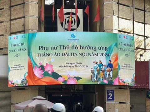 Hình ảnh tuyên truyền “Tháng Áo dài Hà Nội năm 2024” tưng bừng trên khắp đường phố