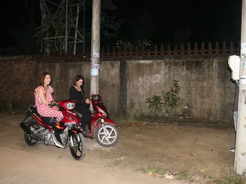 Bắt quả tang 2 cô gái mua bán trái phép chất ma túy