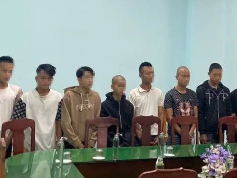 Bốc đầu xe quay video khoe Facebook, 8 thanh niên bị khởi tố