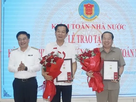 Bí thư và Phó Bí thư Tỉnh ủy Kiên Giang nhận Kỷ niệm chương Vì sự nghiệp Kiểm toán Nhà nước