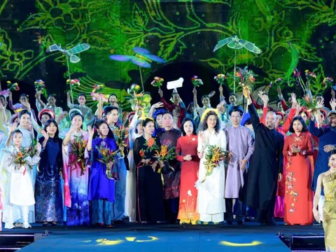 Vẻ đẹp tinh hoa Việt trong Lễ hội Áo dài Du lịch Hà Nội
