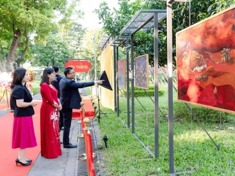 Đắm mình trong không gian nghệ thuật tranh sơn mài tại triển lãm “Dấu thiêng“