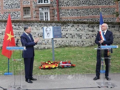 Khánh thành biển kỷ niệm mang tên Chủ tịch Hồ Chí Minh tại thành phố Sainte-Adresse, Pháp