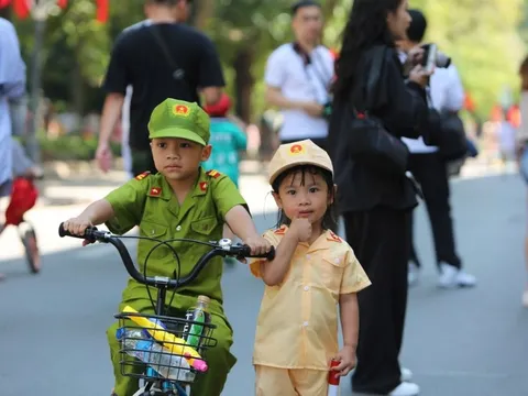 Du khách đổ về phố đi bộ Hồ Hoàn Kiếm nhân dịp Kỷ niệm 70 năm Giải phóng Thủ đô