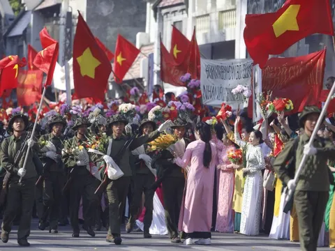 Hân hoan trở về trong sự chào đón của đồng bào Thủ đô