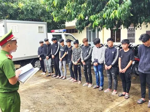 Bắt nhóm “báo thủ” mang hung khí dạo phố, gặp ai không thích là đánh