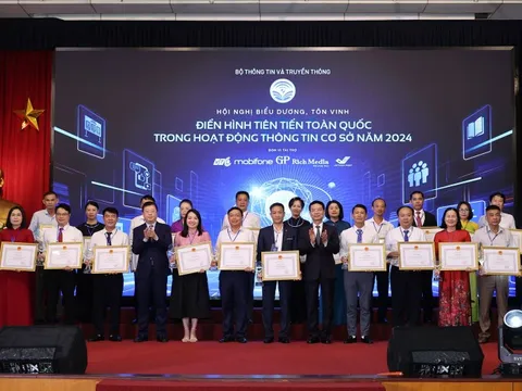 Tôn vinh điển hình tiên tiến trong hoạt động thông tin cơ sở năm 2024
