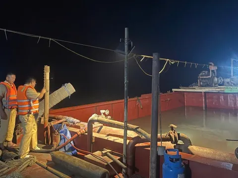 Cục CSGT bắt giữ 5 tàu khai thác cát trái phép tại Nam Định