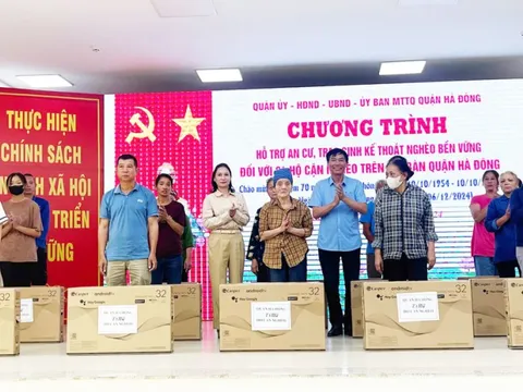 Quận Hà Đông trao hỗ trợ an cư, sinh kế cho 84 hộ cận nghèo