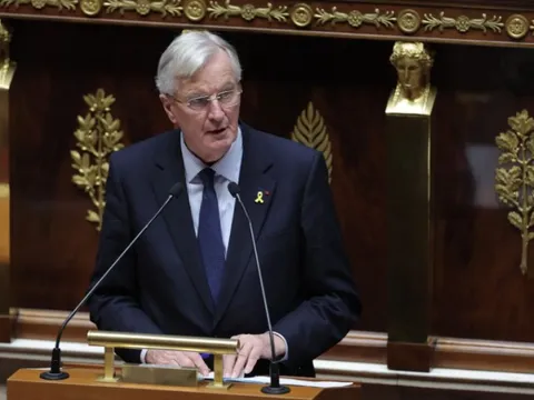 Tân Thủ tướng Pháp vượt qua “phép thử” đầu tiên