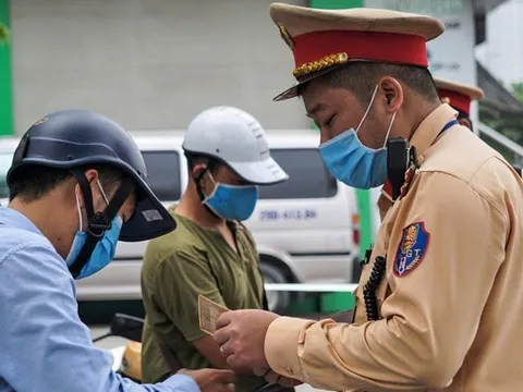 Tài xế phải mang theo giấy tờ gì khi tham gia giao thông theo luật mới?