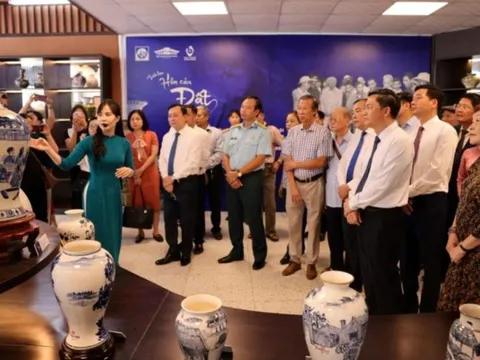 Tinh hoa gốm sứ Việt trong triển lãm 'Hồn của đất'