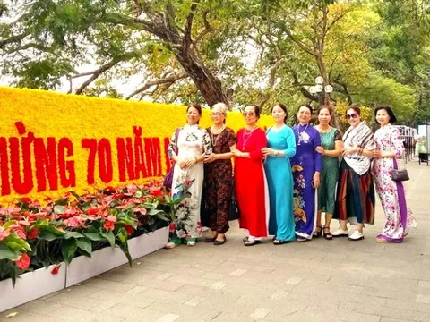 Tà áo dài phủ kín phố phường Hà Nội dịp kỷ niệm 70 năm Giải phóng Thủ đô