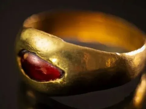 Đang sàng đất, người phụ nữ tìm thấy "kho báu" bằng vàng, đá quý