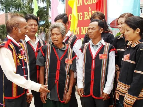 Bổ sung chính sách chi thăm hỏi một số đơn vị, cá nhân là người dân tộc thiểu số