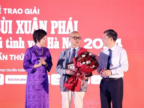 PGS.TS. KTS Hoàng Đạo Kính xúc động nhận Giải thưởng Lớn giải Bùi Xuân Phái