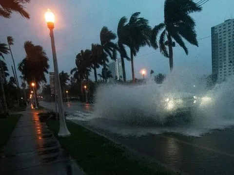 Siêu bão quái vật Milton đổ bộ Florida với sức gió gần 200km/h, mưa lớn "ngàn năm có 1"
