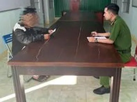 Nghi ngờ thiếu niên trộm đồ, chủ quán và nhân viên mang dao đi xử lý