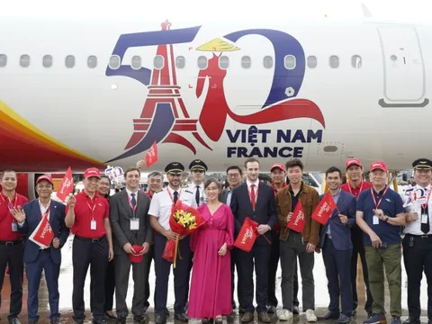 Tàu bay Vietjet mang hình ảnh mừng quan hệ Việt Nam – Pháp đã về tới TPHCM