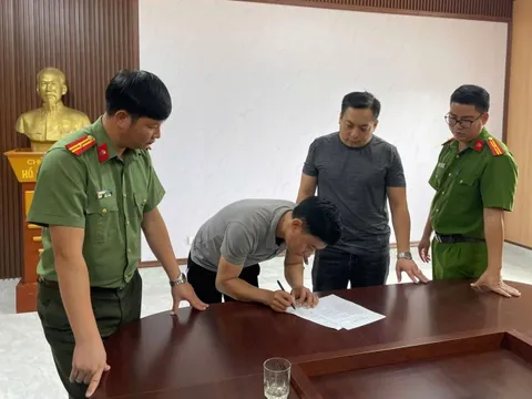 Tài khoản bất ngờ có 1,2 tỷ đồng, người đàn ông vội báo công an