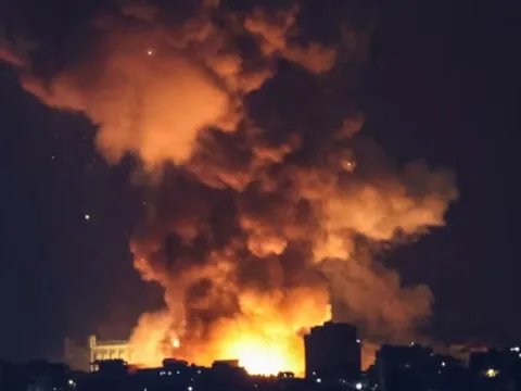 Israel không kích Beirut, 2 tòa chung cư bốc cháy dữ dội, hơn 100 người thương vong