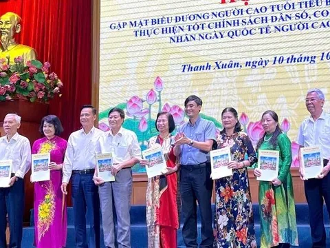 Biểu dương người cao tuổi tiêu biểu vận động con cháu thực hiện tốt chính sách dân số