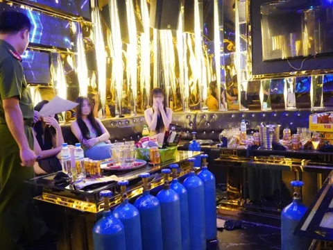 Phát hiện 58 tiếp viên nữ ăn mặc hở hang phục vụ tại quán karaoke - massage G7