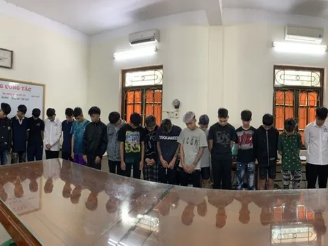 Bắt 9 đối tượng cầm hung khí truy sát nhau, chém bị thương người đi đường