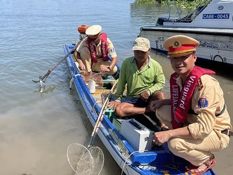 Đấu tranh, ngăn chặn đánh bắt thủy sản trái phép trong mùa nước nổi