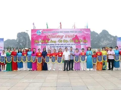 Hơn 1.300 phụ nữ đồng diễn dân vũ bên bờ vịnh Hạ Long