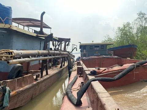 Quảng Ninh: Phá đường dây khai thác trái phép, tạm giữ 8 đối tượng “cát tặc”