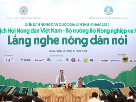 Lắng nghe chia sẻ của nông dân