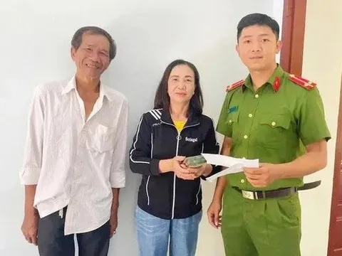 Cốp xe máy bất ngờ có 100 triệu đồng, người phụ nữ liền báo công an