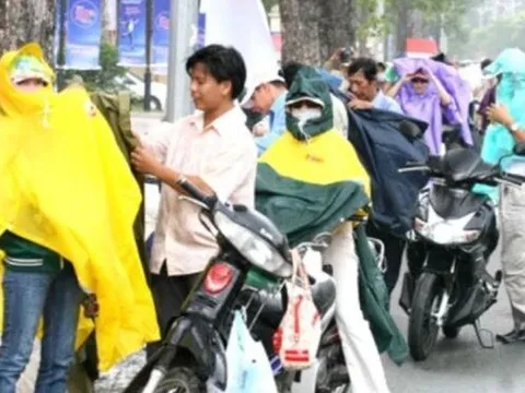 Dừng xe trên đường để mặc áo mưa, có bị xử phạt?