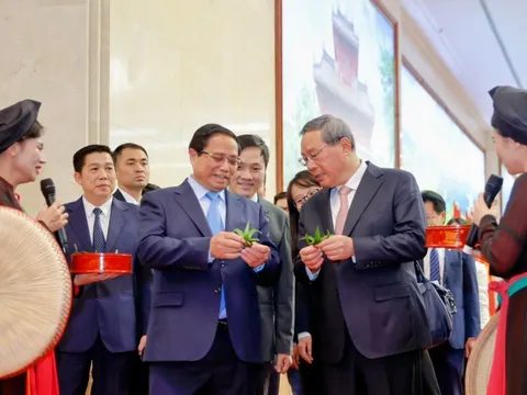 Hai Thủ tướng Việt Nam - Trung Quốc thưởng lãm dân ca Quan họ, tranh dân gian Đông Hồ