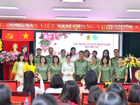 Cục Quản lý xuất nhập cảnh tổ chức Lễ mít tinh chúc mừng cán bộ hội viên phụ nữ