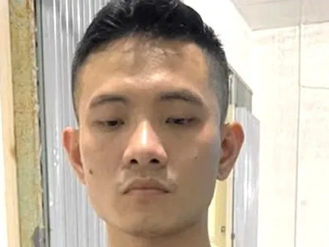 Bắt thanh niên xăm trổ mua bán trái phép ma túy trên phố