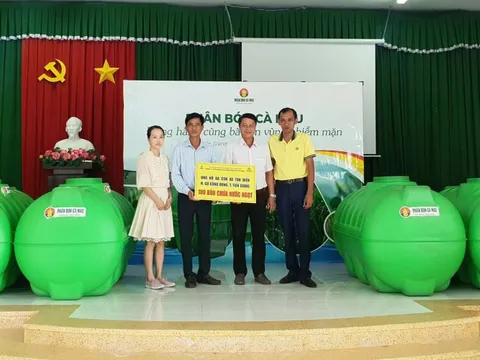 Phân bón Cà Mau tặng 1.400 bồn trữ nước cho bà con bị hạn hán, xâm nhập mặn