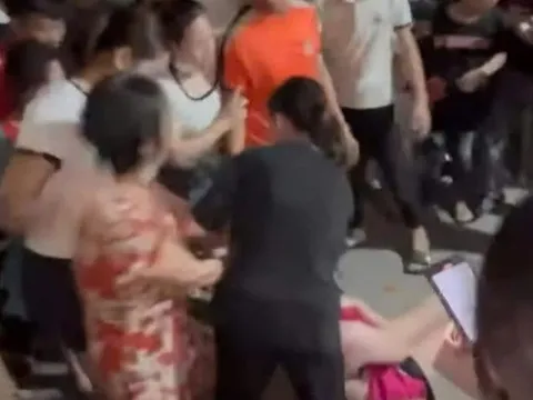 Lột đồ đánh ghen giữa phố, mẹ chồng và con dâu bị khởi tố