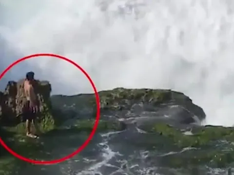 Du khách trẻ gặp nạn thương tâm khi chụp ảnh tại ghềnh đá