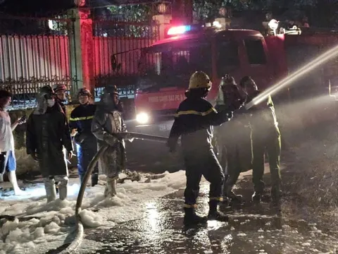 Kịp thời dập tắt đám cháy kho hàng hóa trên địa bàn quận Hoàng Mai