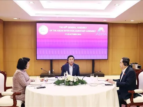 Ba Chủ tịch Quốc hội Việt Nam - Lào - Campuchia ăn sáng làm việc