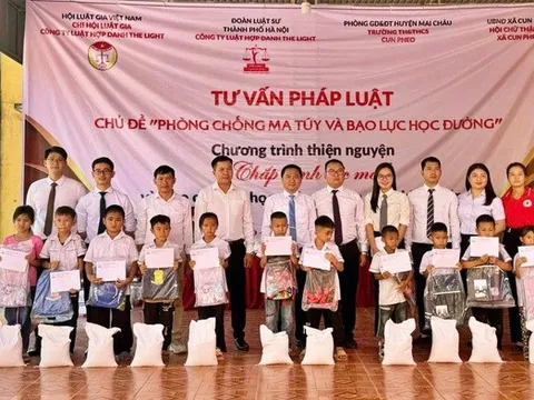 Chi hội Luật gia Công ty luật The Light tuyên truyền pháp luật cho học sinh