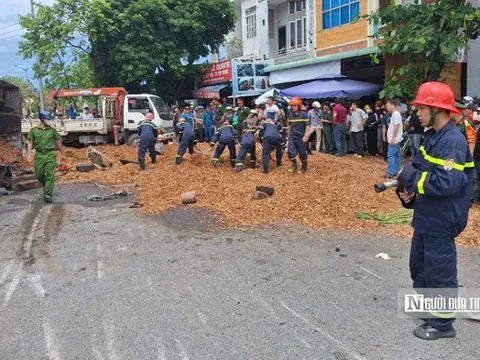 Bình Định: Xe chở dăm lật đè xe máy, 3 người tử vong