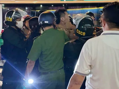 Tạm giữ đối tượng chống người thi hành công vụ khi uống rượu, chở bạn gái