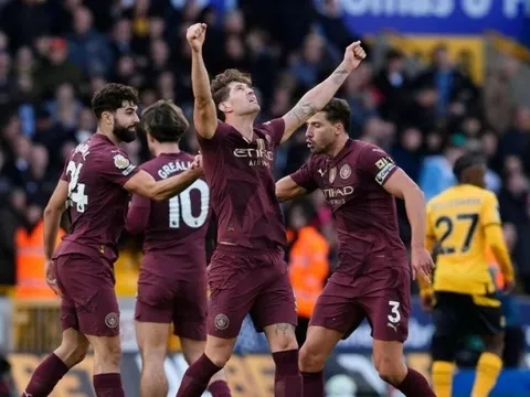 Man City ngược dòng ngoạn mục trước Wolves