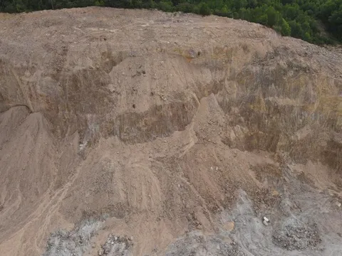 Chuyển hồ sơ sang cơ quan điều tra vụ khai thác đất vượt thiết kế