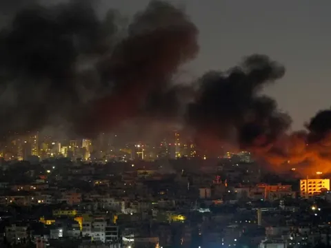 Israel đưa chiến dịch tới Beirut, cảnh báo tấn công bộ phận tài chính Hezbollah